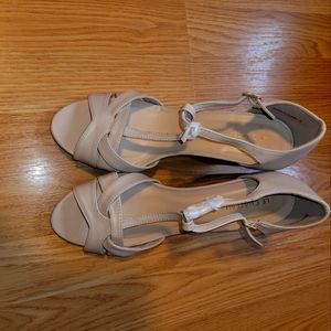 Le Chateau, size 9 wedge oat colour/cream